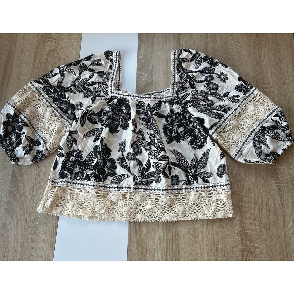 Christian Siriano Boho Crochet Lace Floral Top Women's Size M Black and White
